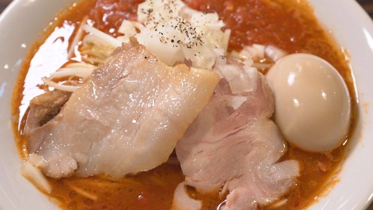 「トマトラーメン」トマト×豚骨×魚介　唯一無二のトマトラーメン