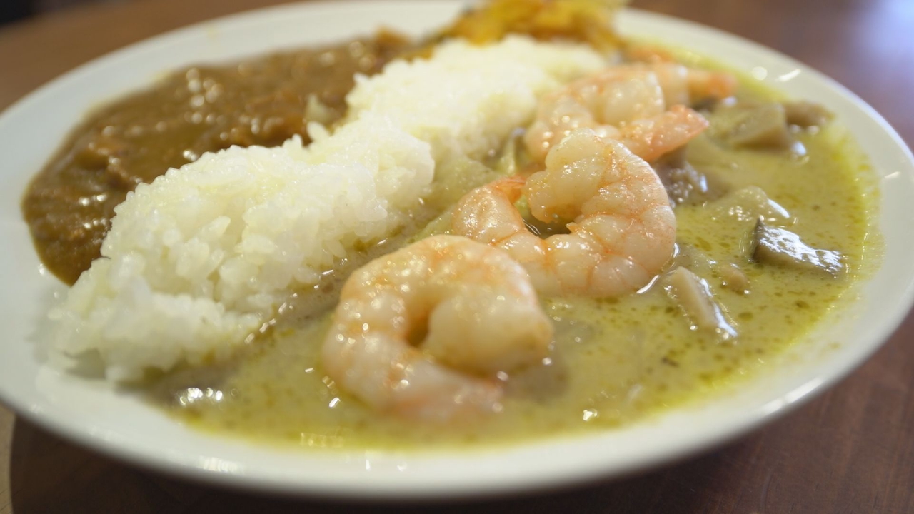「合いがけカレー」ポーク×えびグリーンカレーの最強合いがけ