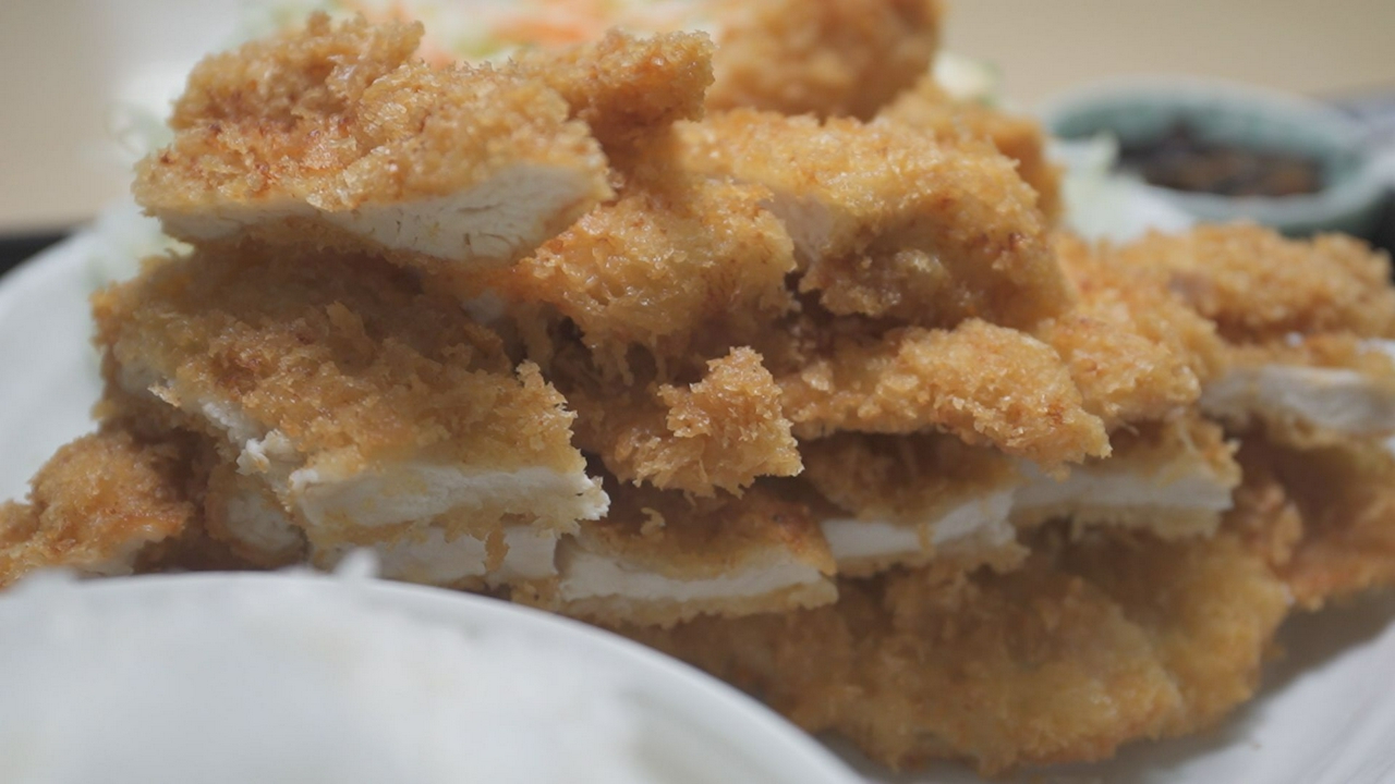「ジャンボチキンカツ定食」衝撃サイズ！安さとボリュームで地元に愛される名店