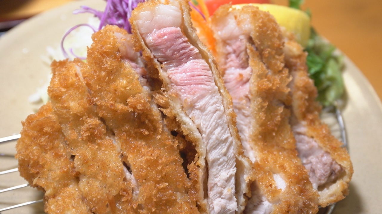 「特上ロースかつ定食」肉汁あふれる特ロースカツ