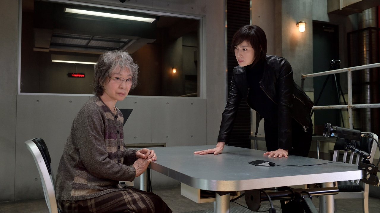 第一話　傘をさす女